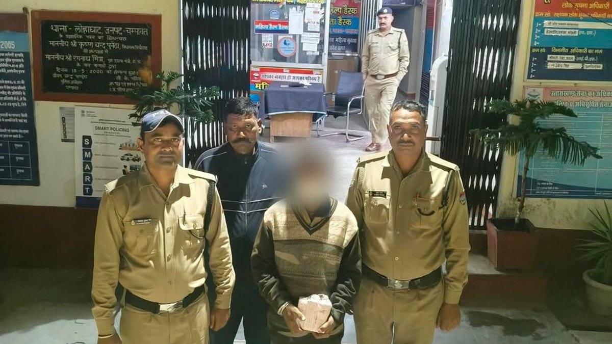 Lohaghat police arrest accused with 54 pouches of Maltta country liquor in Champawat