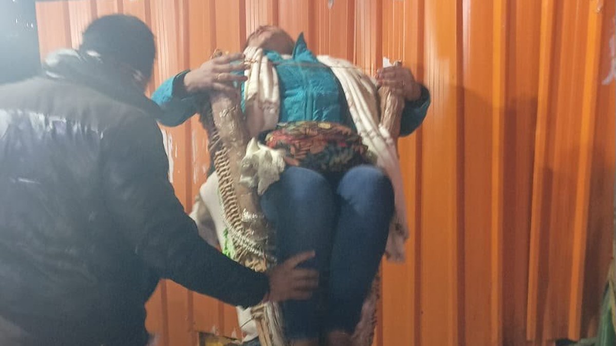 बद्रीनाथ मंदिर परिसर में बेहोश हुई महिला को चमोली पुलिस ने तत्काल अस्पताल पहुंचाया
