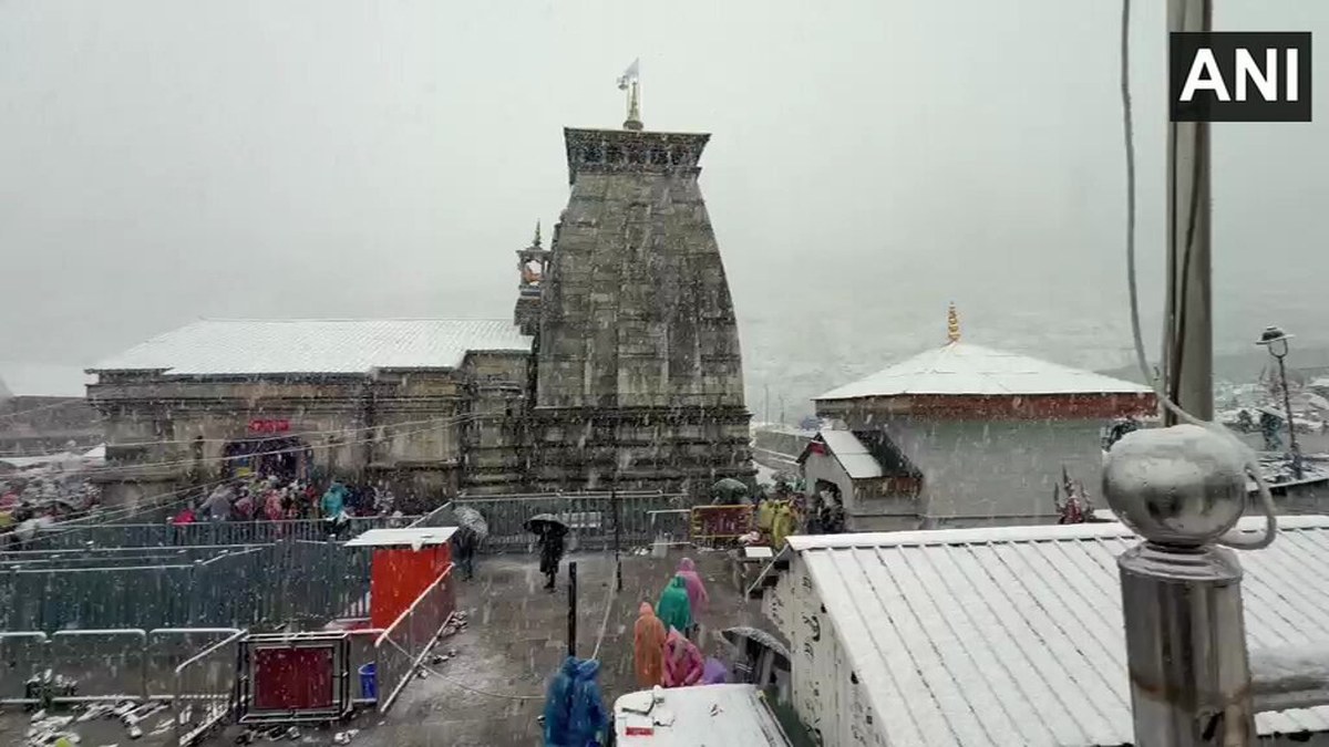 केदारनाथ धाम में बर्फबारी से गिरा तापमान, प्रशासन ने श्रद्धालुओं से सावधानी बरतने को कहा