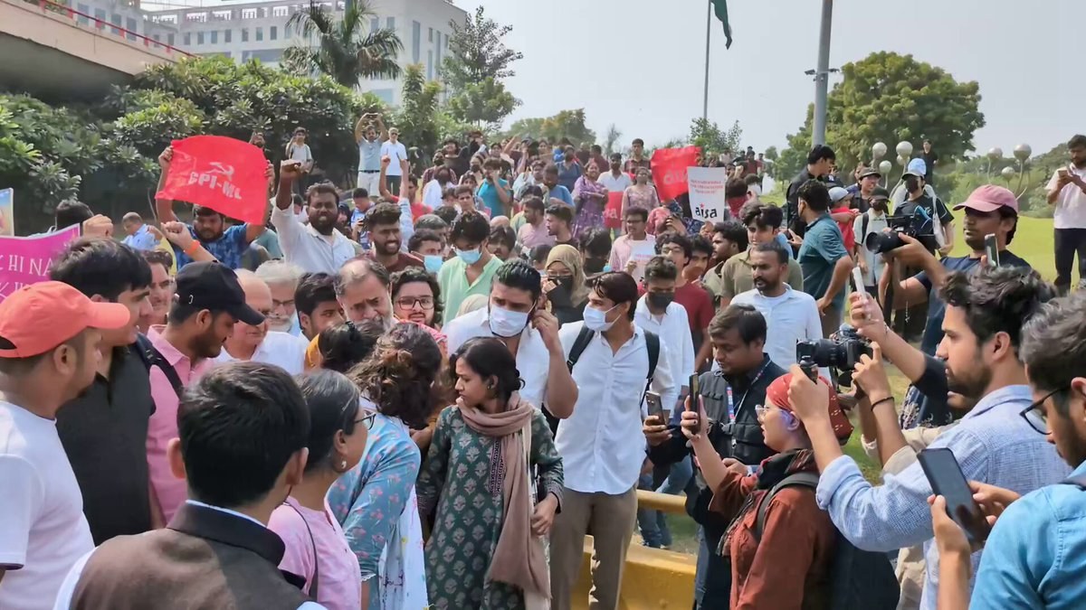 दिल्ली में CJP सदस्यों की हिरासत के बाद INA के पास प्रदर्शन, नेहा बोरा कर रहीं मार्च की अगुवाई