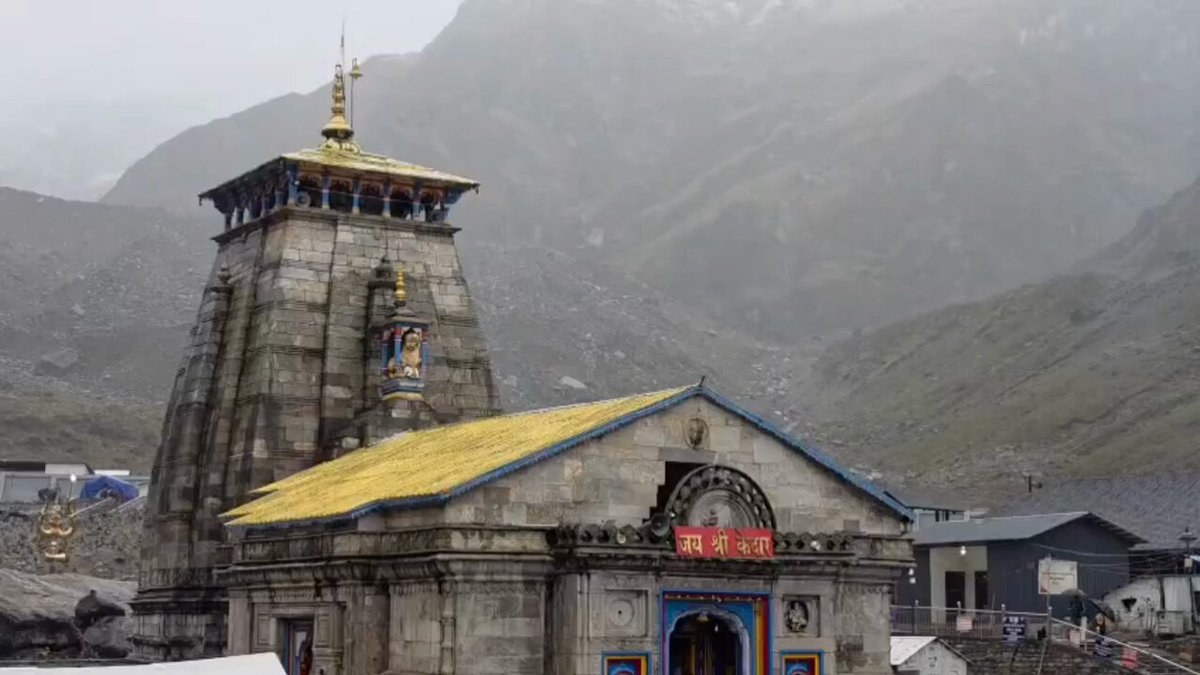 केदारनाथ धाम में बारिश, पहाड़ियों पर हल्की बर्फबारी के बीच श्रद्धालु कर रहे दर्शन