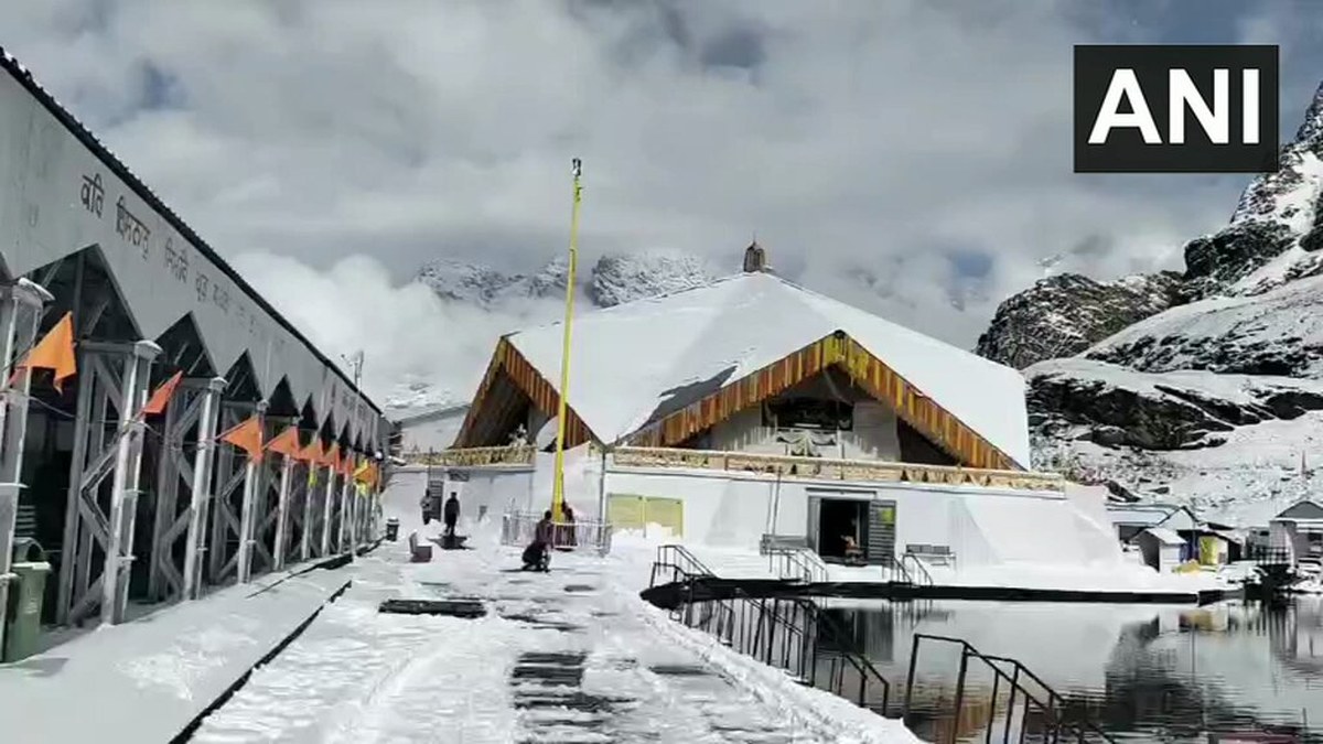 चमोली के श्री हेमकुंड साहिब में भारी बर्फबारी, 10 अक्टूबर को सर्दियों के लिए बंद होंगे कपाट