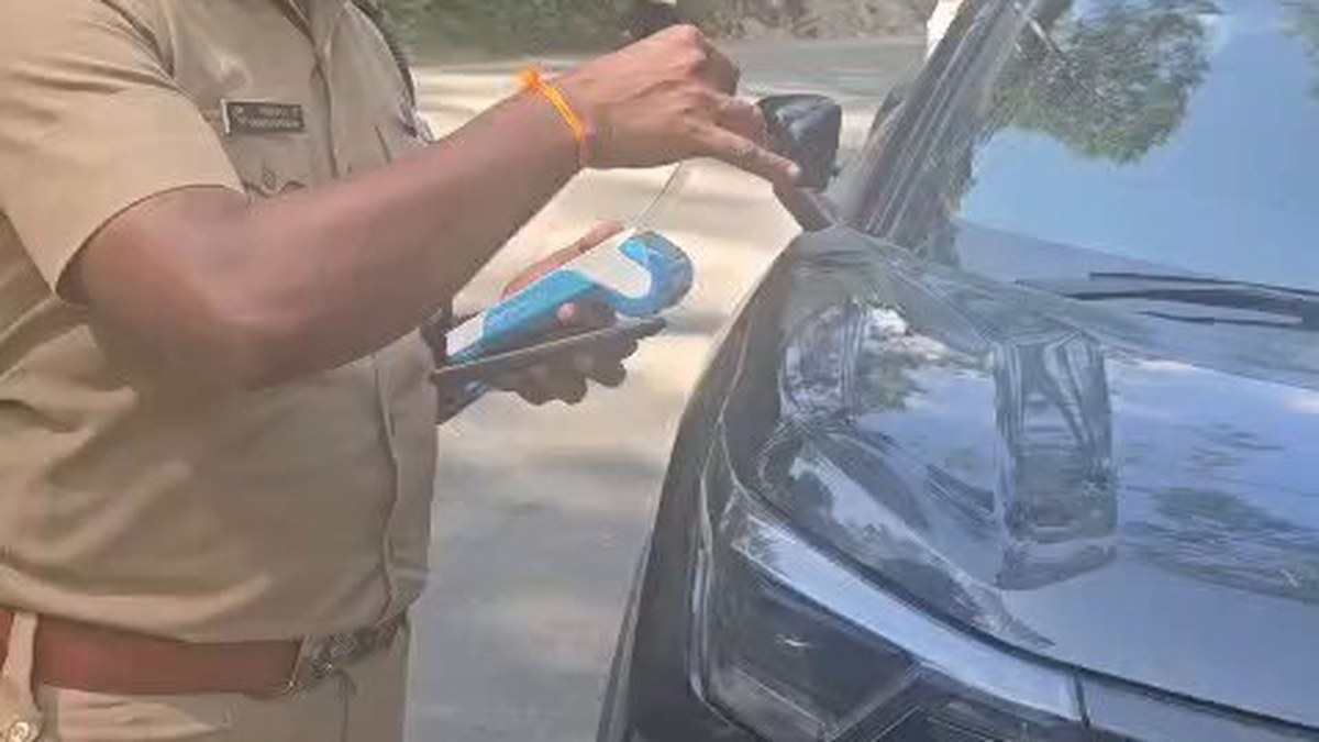 Nainital Police take challan action against roadside parking on Kainchi Dham route