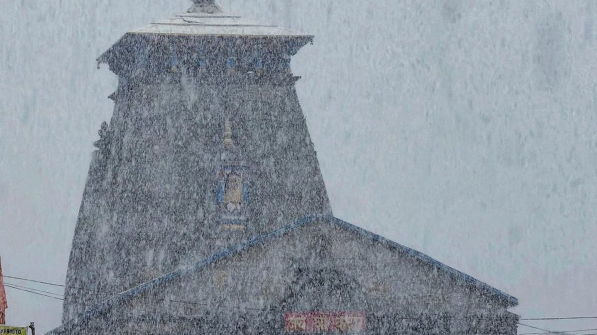 केदारनाथ मंदिर में 30 अक्टूबर को बर्फीले पहाड़ों के बीच पहुंचे श्रद्धालु, रुद्रप्रयाग में रातभर बर्फ
