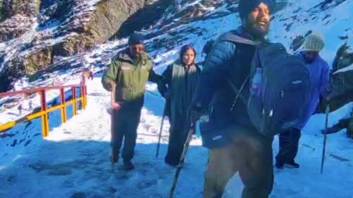 बर्फीले रास्तों पर चमोली पुलिस ने पाकिस्तान से आए सिख श्रद्धालुओं का थामा हाथ