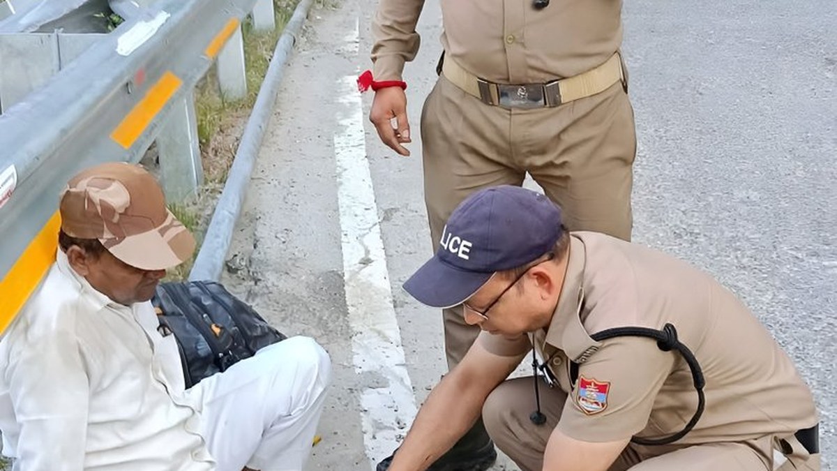 ड्यूटी से लौट रहे पुलिस जवानों ने हादसे में घायल व्यक्ति को प्राथमिक उपचार देकर अस्पताल पहुंचाया