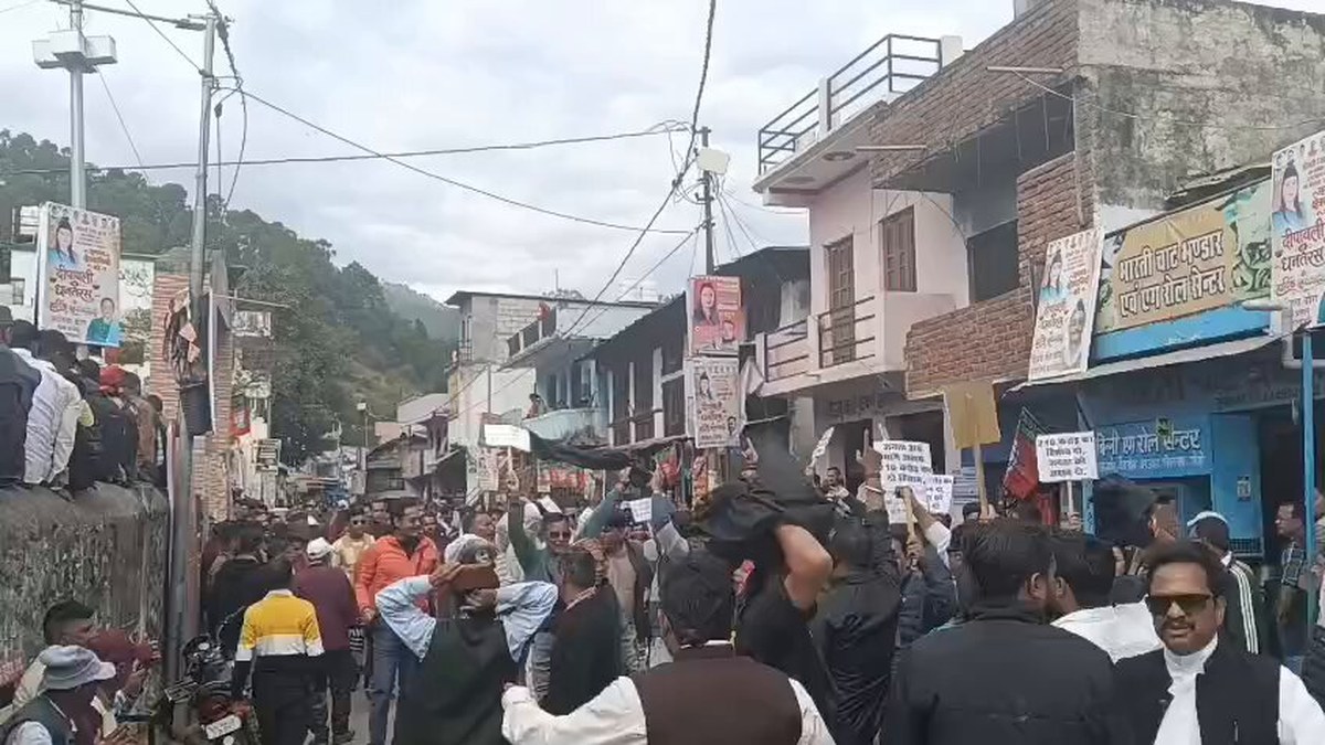 सोमेश्वर में रेखा आर्या की सम्मान रैली के दौरान सियासी टकराव, कांग्रेस ने जलाए पुतले