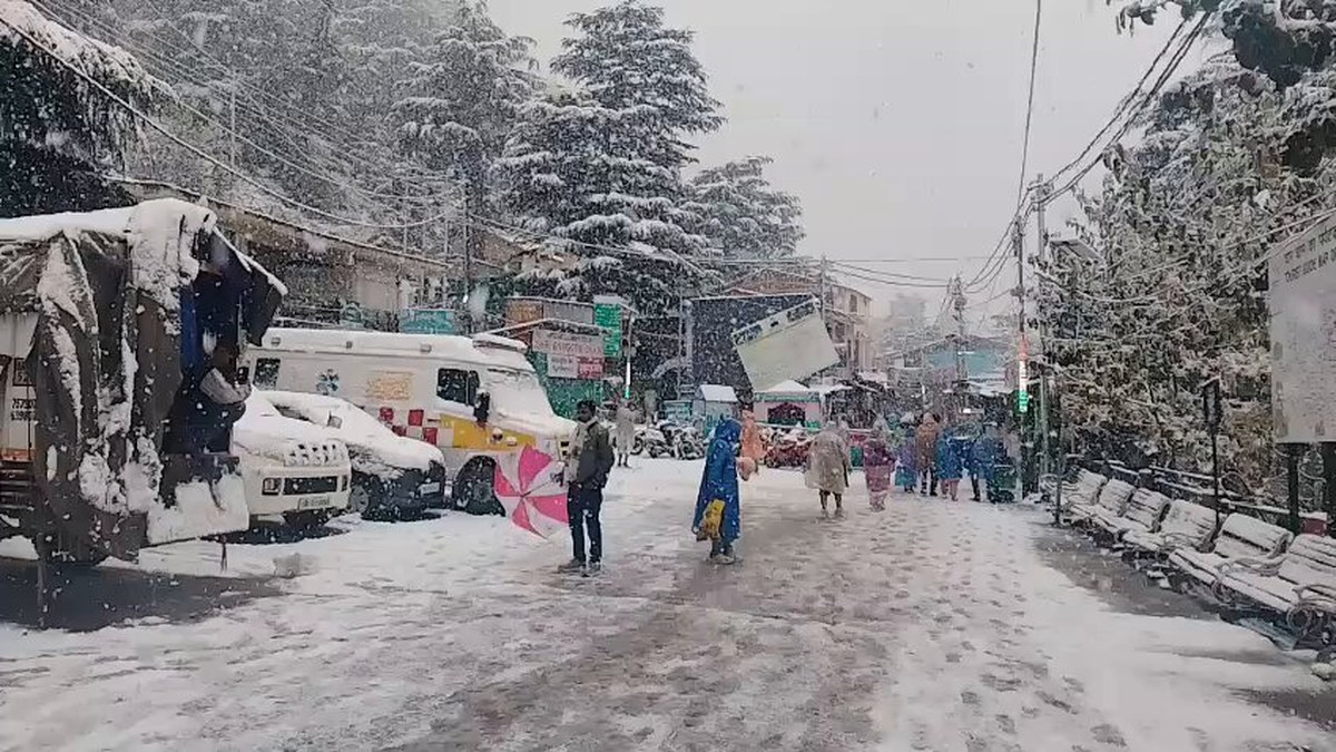 उत्तराखंड के ऊंचाई वाले इलाकों में सुबह से बर्फबारी, यमुनोत्री का पूरा क्षेत्र सफेद चादर से ढका