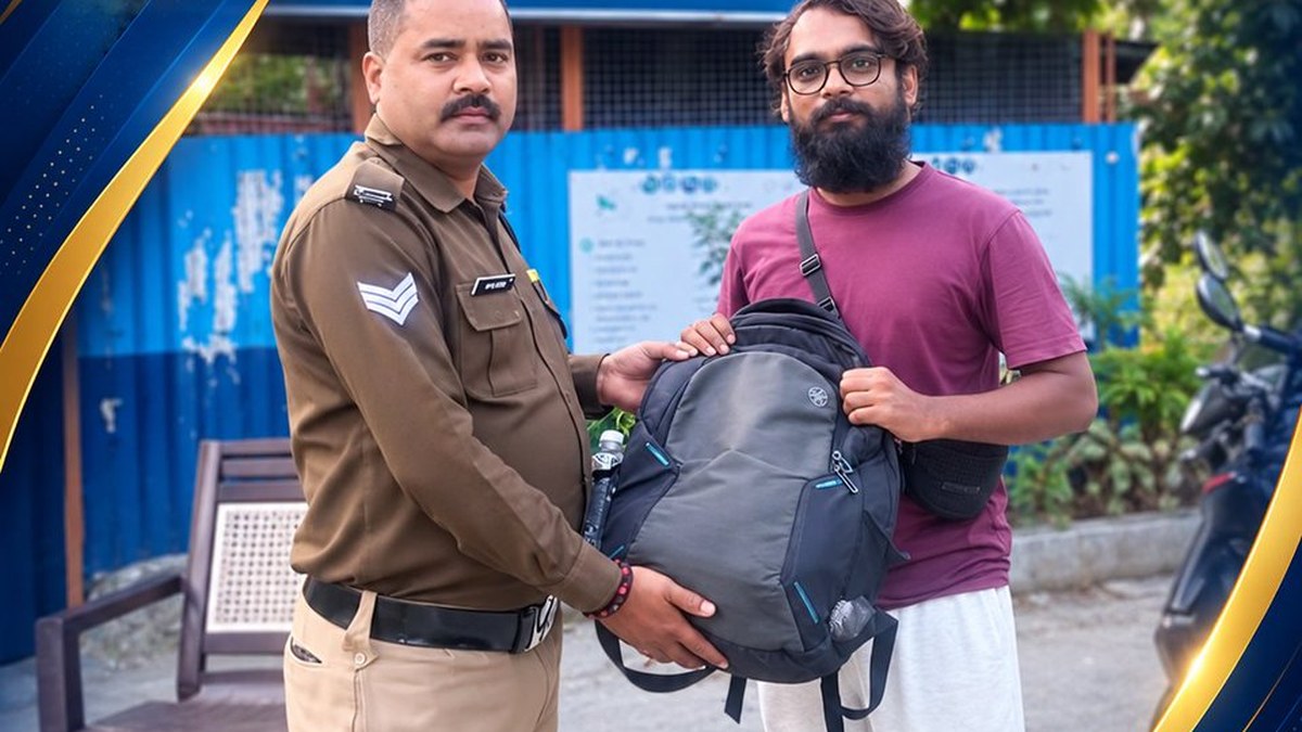 Rudraprayag Police return ₹60,000 laptop left on bus after control room alert in Tilwara