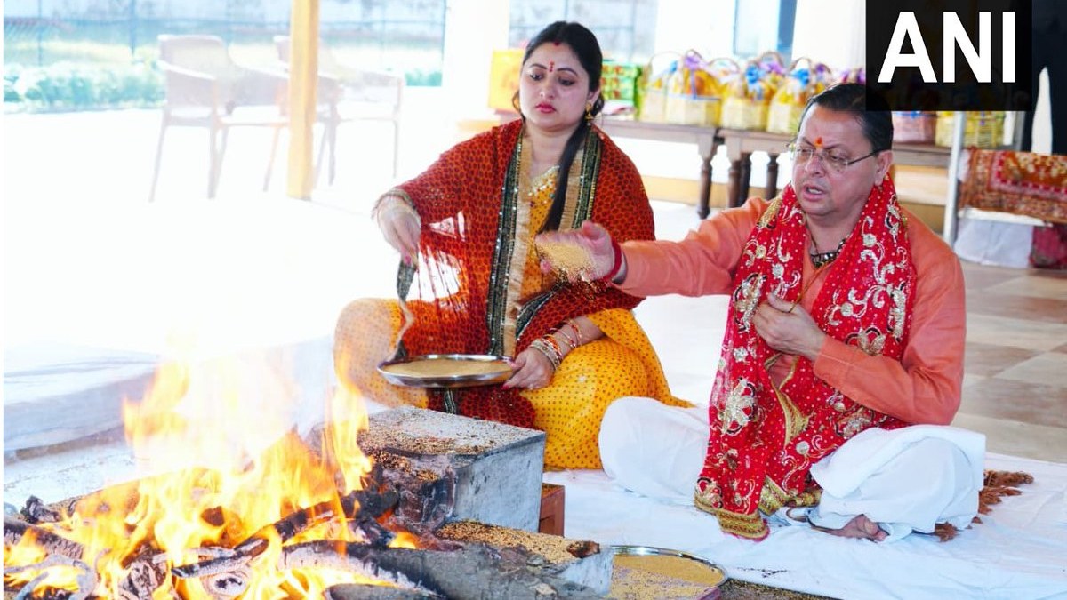 देहरादून में मुख्यमंत्री पुष्कर सिंह धामी ने महा नवमी पर किया हवन, कन्या पूजन भी हुआ