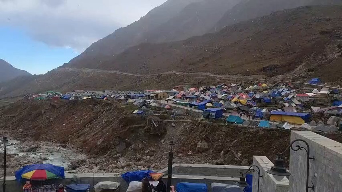 केदारनाथ धाम में फिर बदला मौसम, बर्फबारी से तापमान गिरा और बढ़ी ठंड; श्रद्धालु हुए रोमांचित