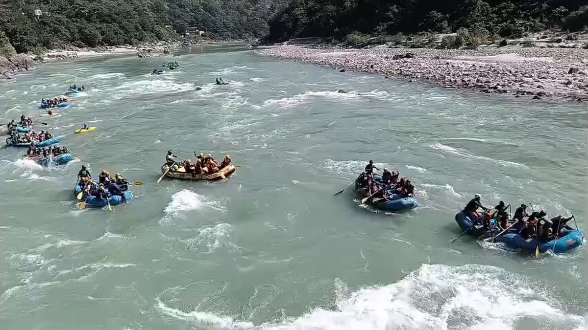 ऋषिकेश में गंगा किनारे उमड़ी पर्यटकों की भीड़, रविवार सुबह से राफ्टों की कतार