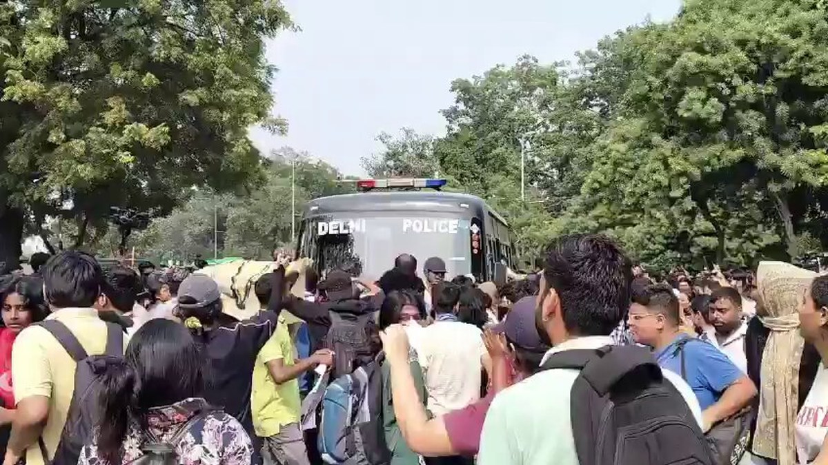 नई दिल्ली में Safdarjung Airport flyover के पास AISA अध्यक्ष Neha Bora हिरासत में