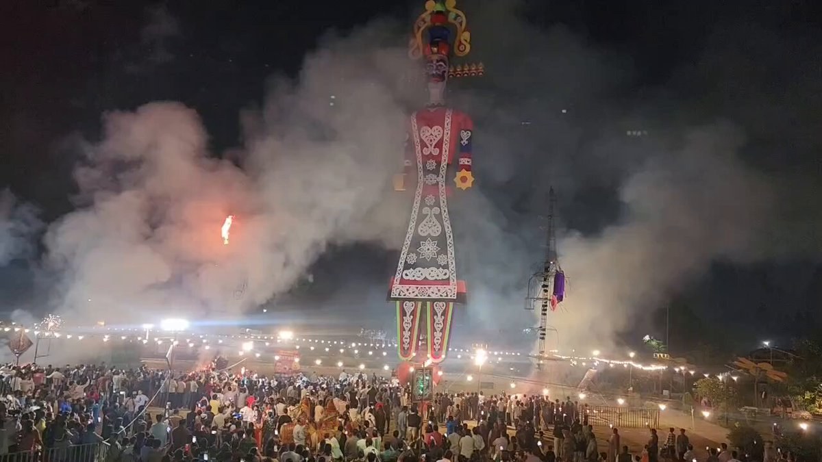 देहरादून में 181 फुट के रावण का रिमोट कंट्रोल फेल, आयोजकों ने मशाल से किया दहन