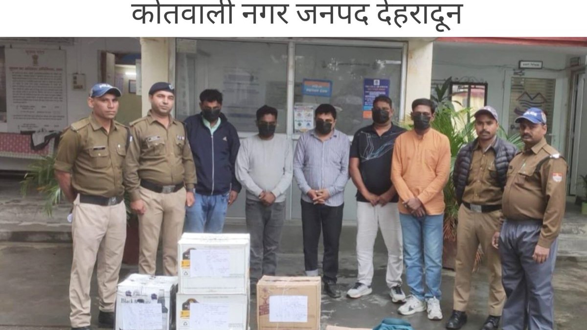देहरादून में अवैध शराब तस्करी का खुलासा, नकली होलोग्राम लगी 07 पेटी से अधिक शराब बरामद