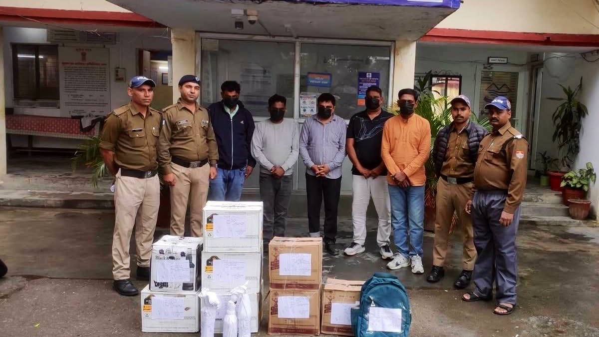 देहरादून में नकली डिफेंस और उत्तराखंड स्टिकर वाली शराब के साथ 5 गिरफ्तार, एक लाख का माल बरामद