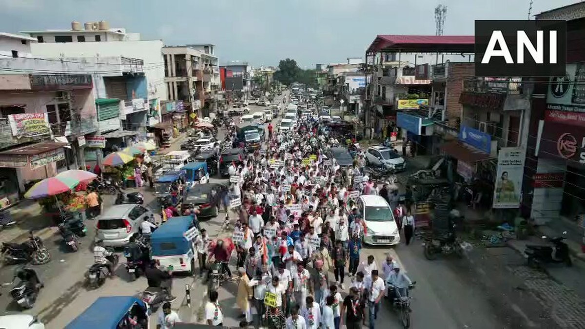 देहरादून में कांग्रेस का ‘लोकतंत्र बचाओ मार्च’, नव प्रभात के आह्वान पर सड़कों पर उतरे कार्यकर्ता