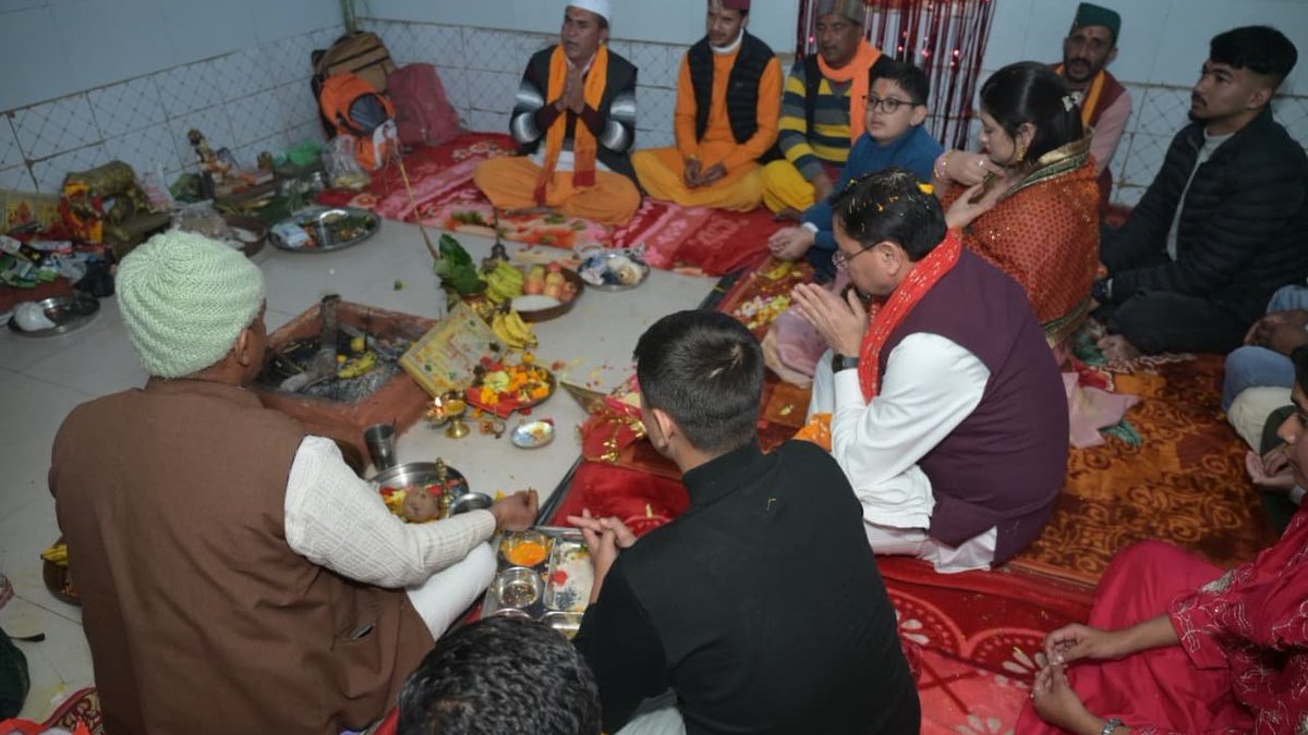 पिथौरागढ़ के पैतृक गांव हड़खोला पहुंचे सीएम पुष्कर सिंह धामी, श्री हरि चंद देवता मंदिर में पूजा