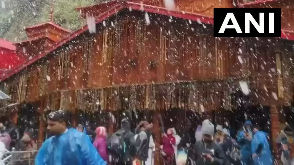 उत्तराखंड के श्री यमुनोत्री धाम में शाम से भारी बर्फबारी, आसपास के इलाकों में ठंड बढ़ी