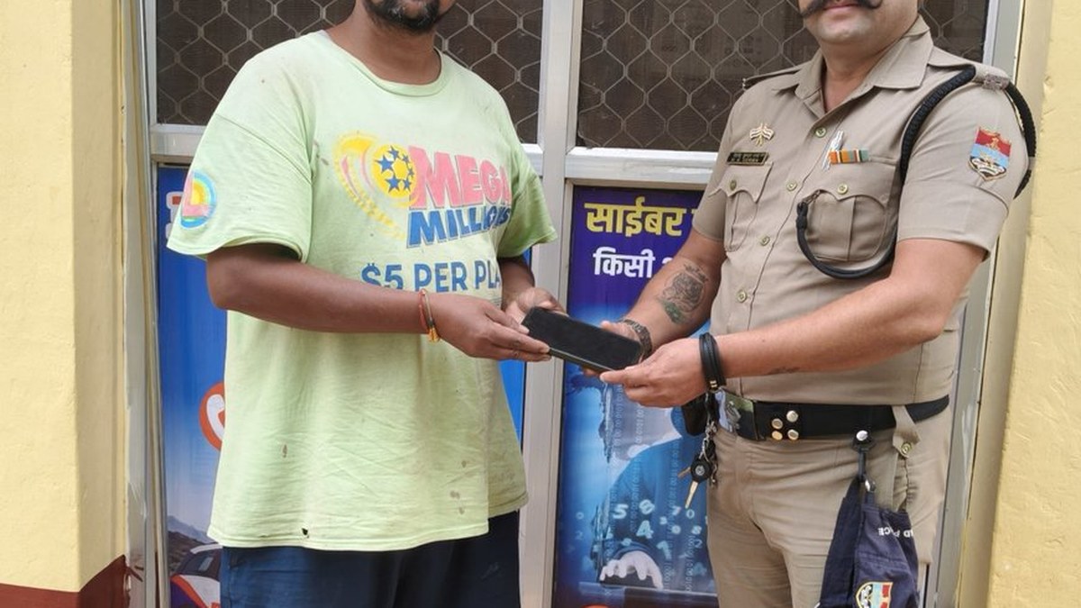 Tanakpur Police recover lost mobile phone from Sharda Barrage area and return it to Lokesh Ter