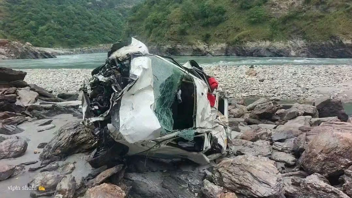 2 dead, 3 seriously injured after car plunges into gorge near Devprayag