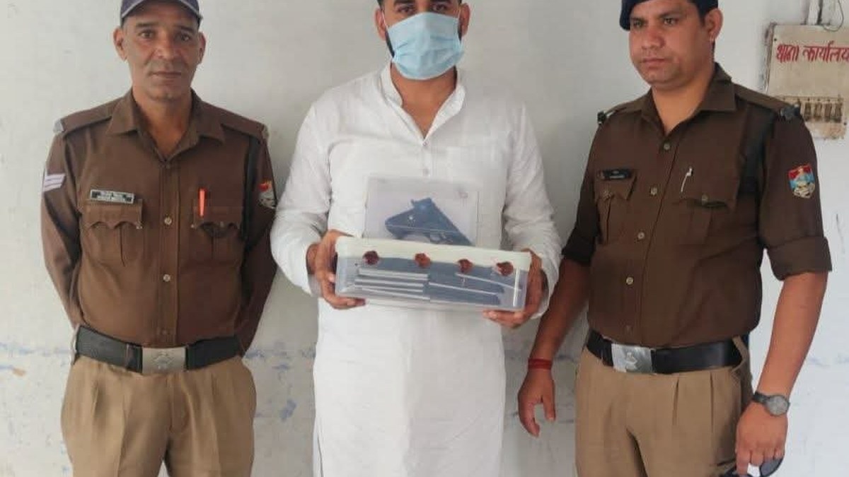 दुबई में नौकरी का झांसा देने वाला आरोपी गिरफ्तार, जेड ग्लोबल कार्यालय से 61 पासपोर्ट और पिस्टल बरामद