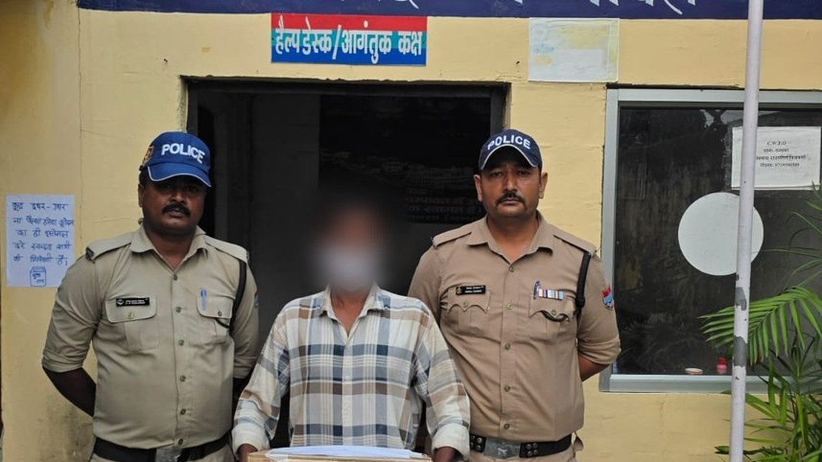 बनबसा में 51 टेट्रा पैक अवैध देसी मसालेदार शराब के साथ अभियुक्त गिरफ्तार