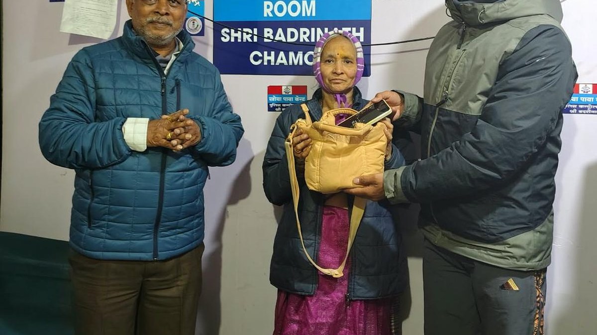 Chamoli Police return pilgrims’ lost belongings during journeys to Badrinath Dham