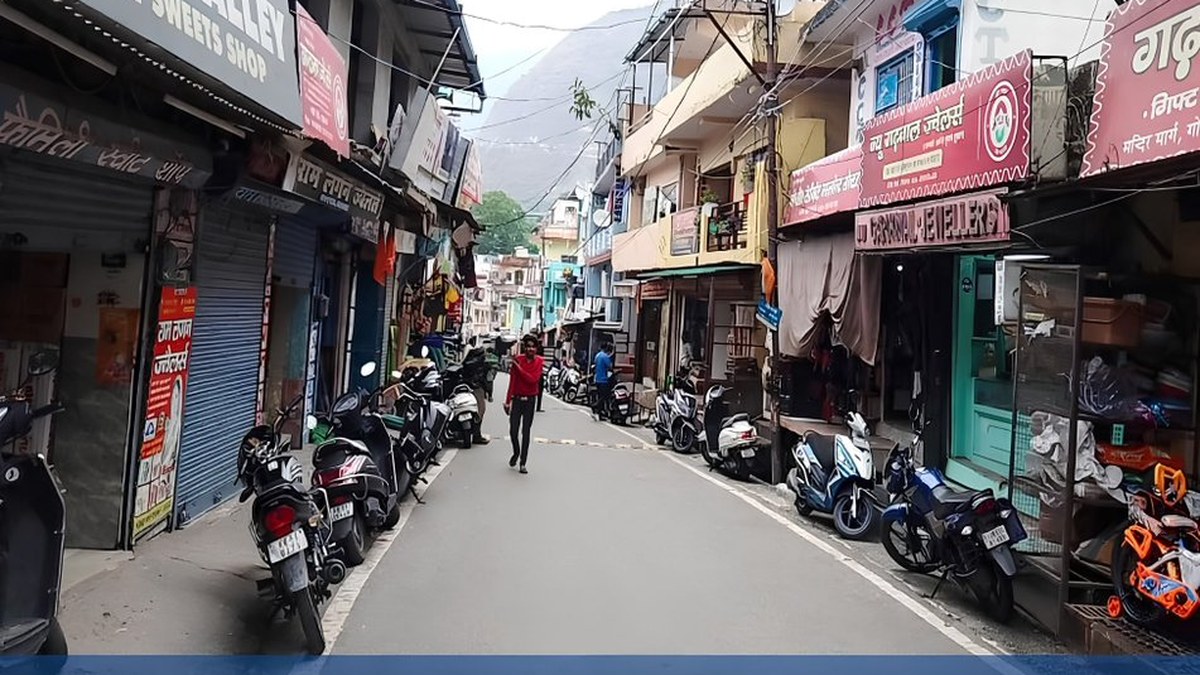 Chamoli Police urges festival shoppers to avoid parking and help keep crowded markets moving