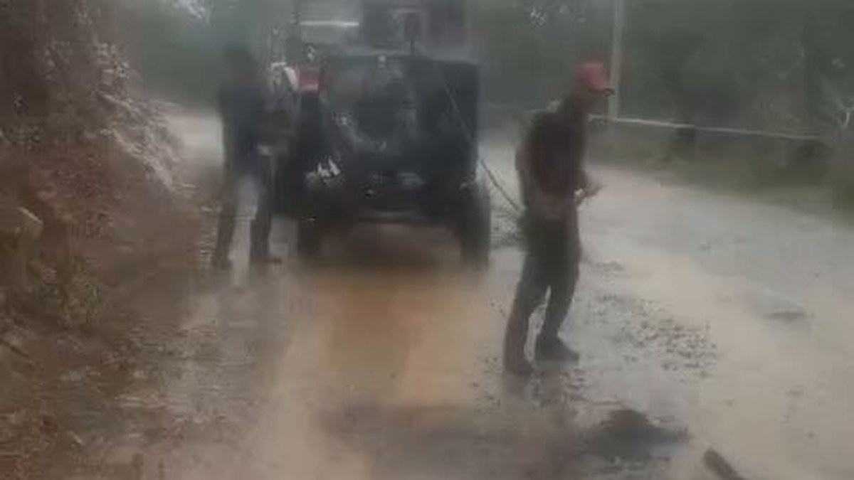 Bageshwar roadwork questioned after video shows tar laid in rain and PWD digs it up next day