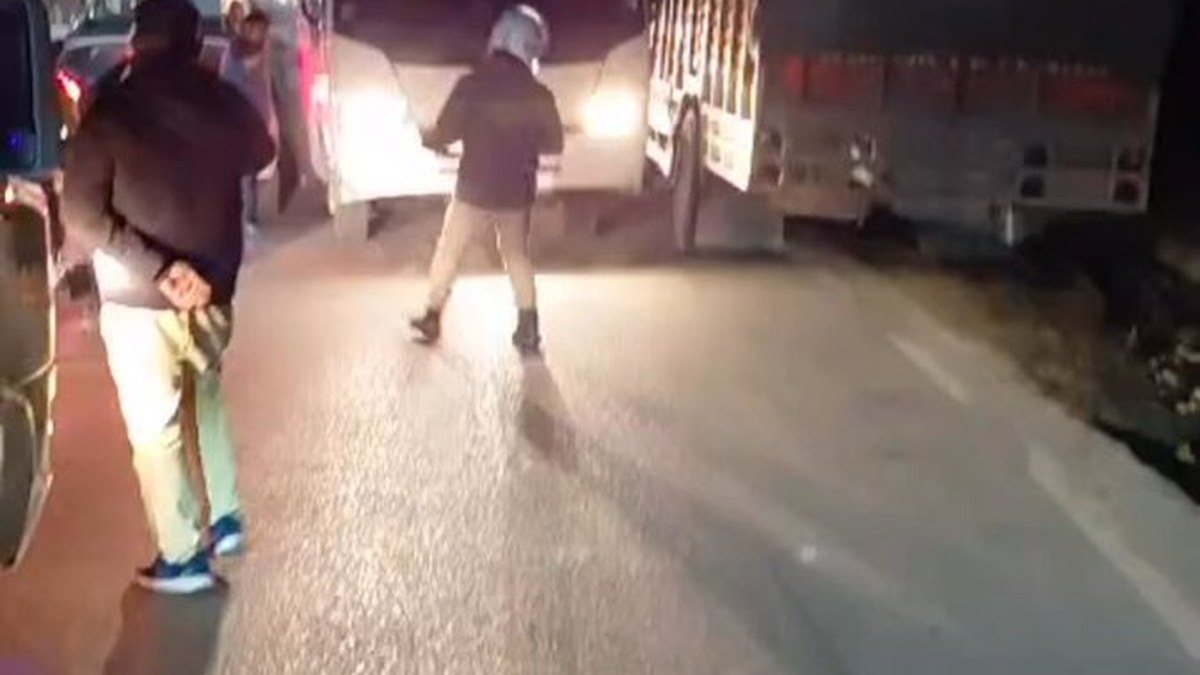 ज्योतिर्मठ में ट्रक खड़ा कर यातायात रोकने पर चालक गिरफ्तार, हेलंग-बद्रीनाथ मार्ग पर लगा जाम
