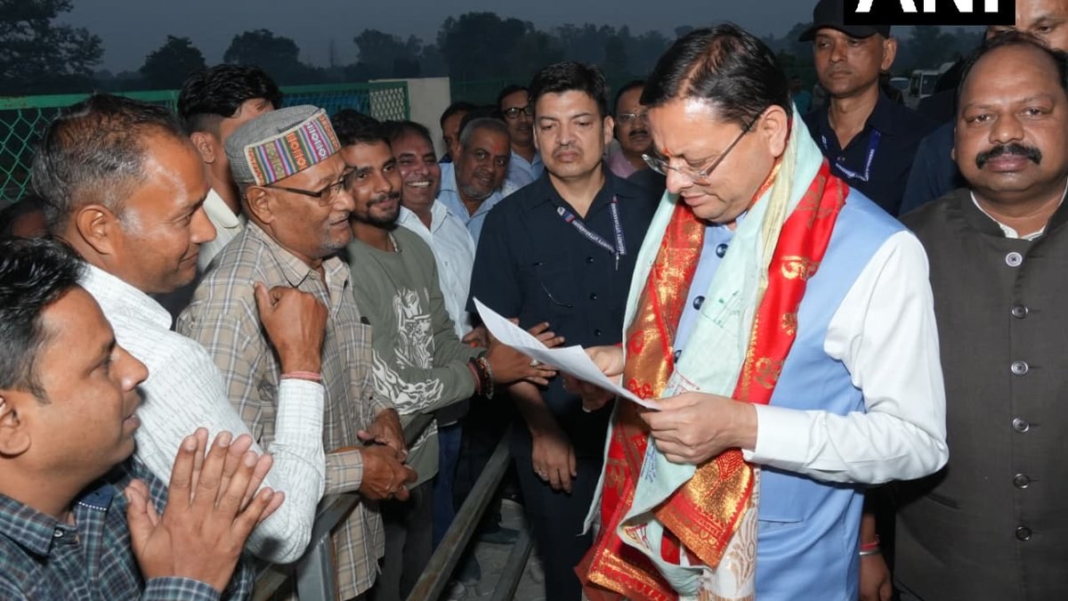 खटीमा पहुंचे सीएम पुष्कर सिंह धामी, लोगों की शिकायतों पर अधिकारियों को दिए त्वरित निस्तारण के आदेश