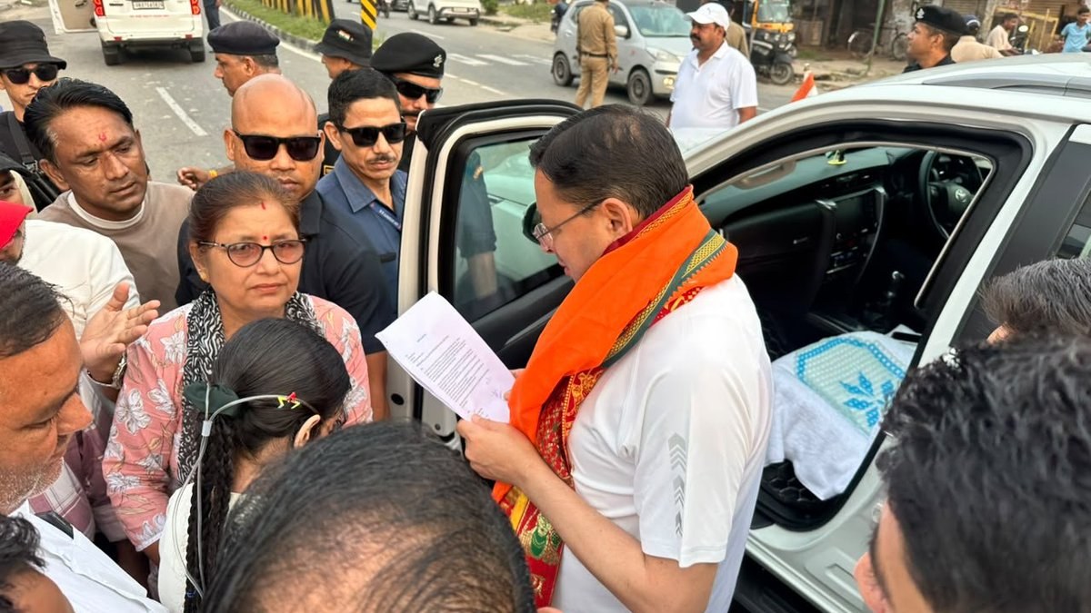 नानकमत्ता जाते समय झनकट में रुका मुख्यमंत्री धामी का काफिला, लोगों की समस्याएं सुनीं