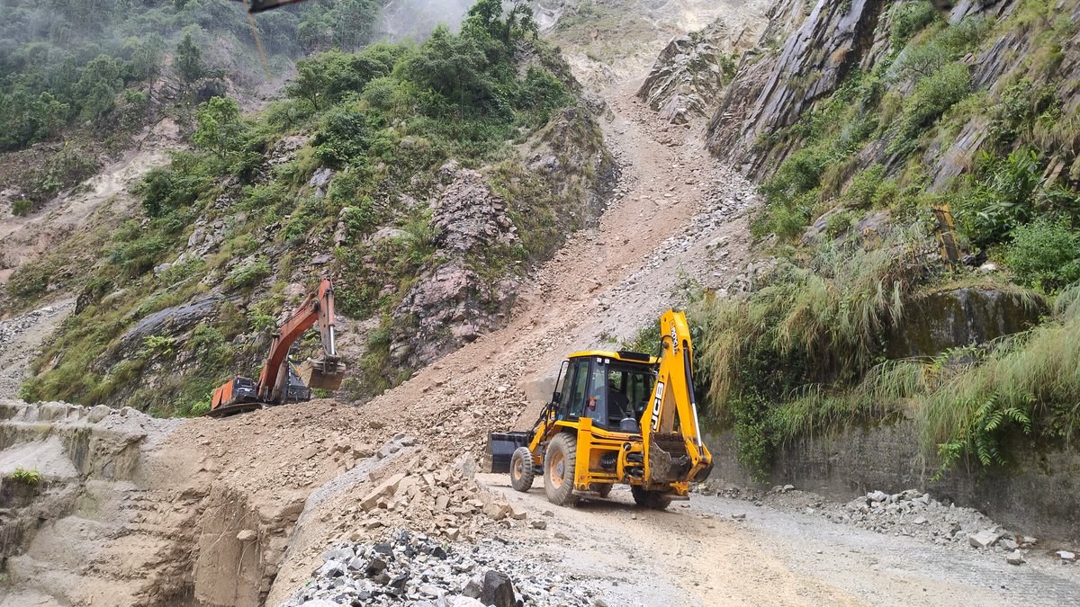 Sirobagarh-Khankra road traffic affected as debris continues and JCB is damaged during clearance