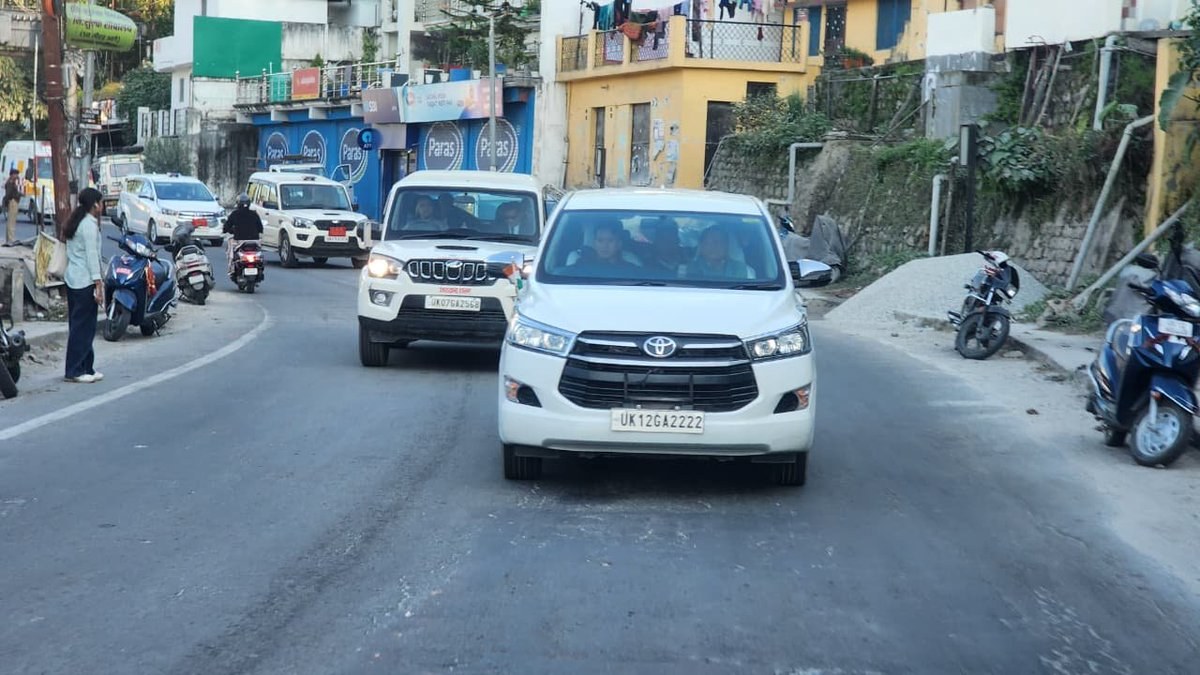 श्रीनगर में चाय की दुकान पर रुके सीएम पुष्कर सिंह धामी, लोगों को खुद परोसी चाय