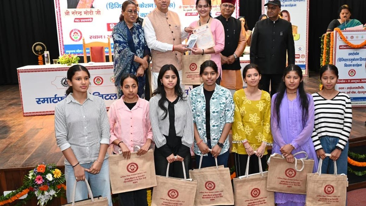 Dhami honours 149 Uttarakhand girls with smartphones at Dehradun education programme