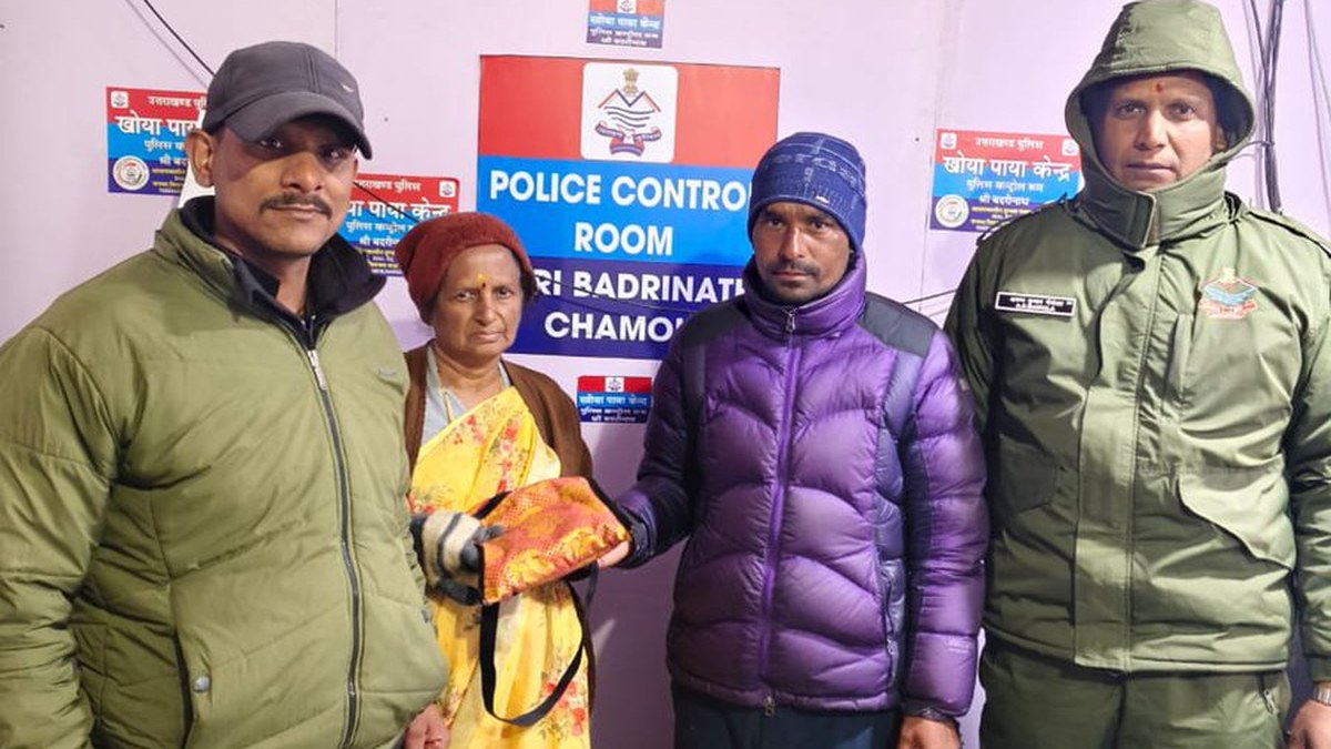 Badrinath garland seller and Chamoli Police return lost purse, mobile and medicines to pilgrims
