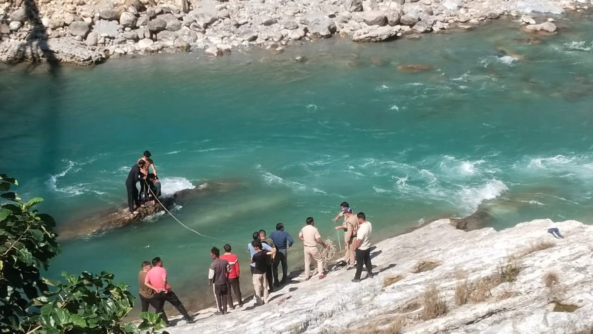 कपकोट में सरयू नदी के तेज बहाव में बहा युवक सुरक्षित बचाया गया, हालत सामान्य