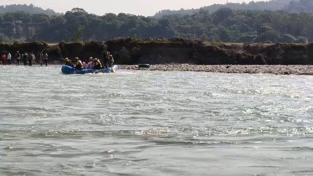 हरिद्वार में भगीरथी बैराज के पास टापू पर फंसे 35 लोग, संयुक्त रेस्क्यू में सभी सुरक्षित निकाले गए