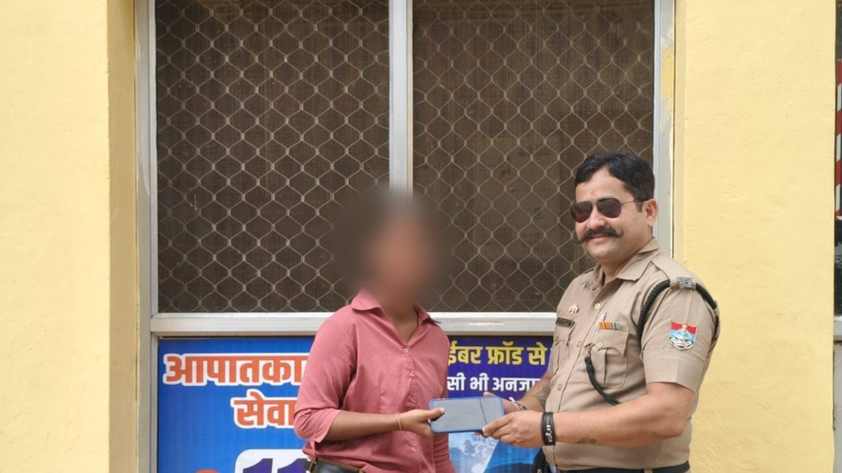 Tanakpur Police Recover Woman’s Lost Mobile Phone Using Surveillance, Return It on 15.10.2026