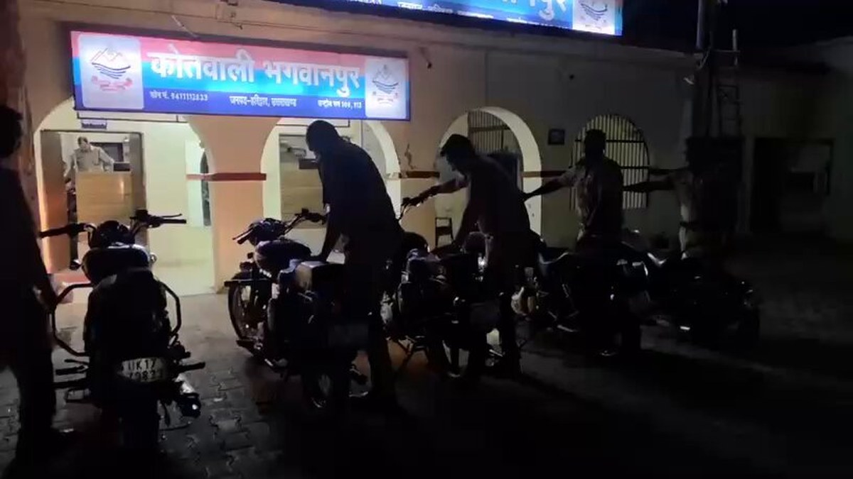 भगवानपुर पुलिस ने पटाखों जैसी आवाज वाले मॉडिफाइड साइलेंसर की 06 बुलेट बाइकें सीज कीं