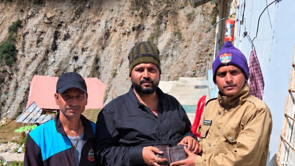 केदारनाथ यात्रा में लिंचोली क्षेत्र में मिला यात्री का पर्स, पीआरडी जवान ने लौटाया
