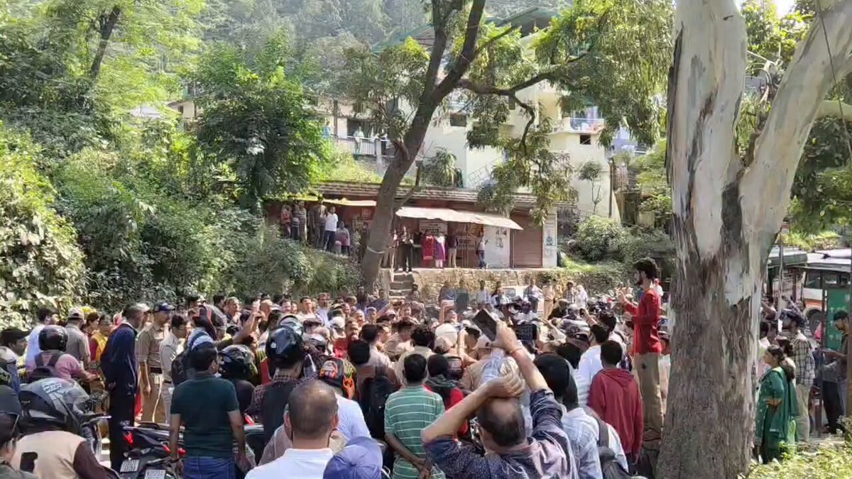 तेंदुए के हमले में महिला की मौत के बाद पौड़ी-श्रीनगर हाईवे जाम, ग्रामीणों की पुलिस से धक्का-मुक्की