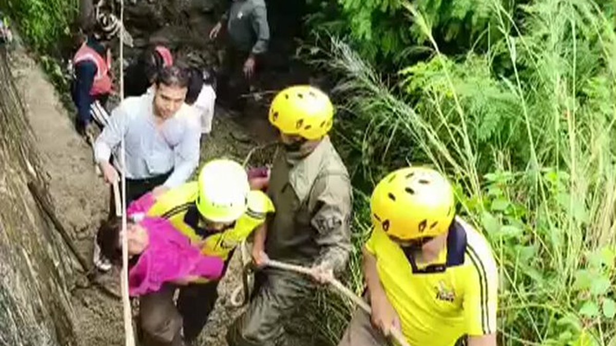 पिथौरागढ़ के मुन्ना बैंड के पास भूस्खलन से यातायात रुका, एसडीआरएफ ने रस्सियों से रास्ता बनाया