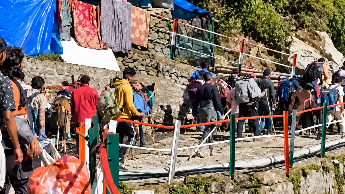 केदारनाथ धाम की पैदल यात्रा सुचारु, श्रद्धालु सुरक्षित और व्यवस्थित तरीके से बढ़ रहे आगे