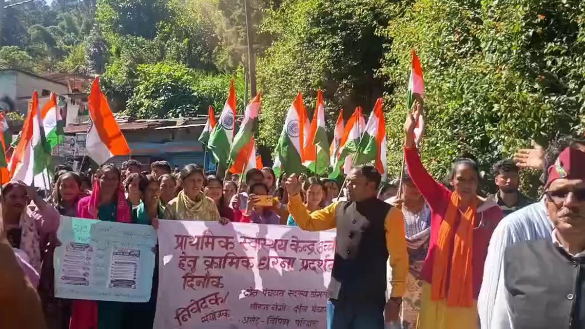 नारायणबगर में प्राथमिक स्वास्थ्य केंद्र को सामुदायिक स्वास्थ्य केंद्र बनाने की मांग, सड़कों पर उतरे