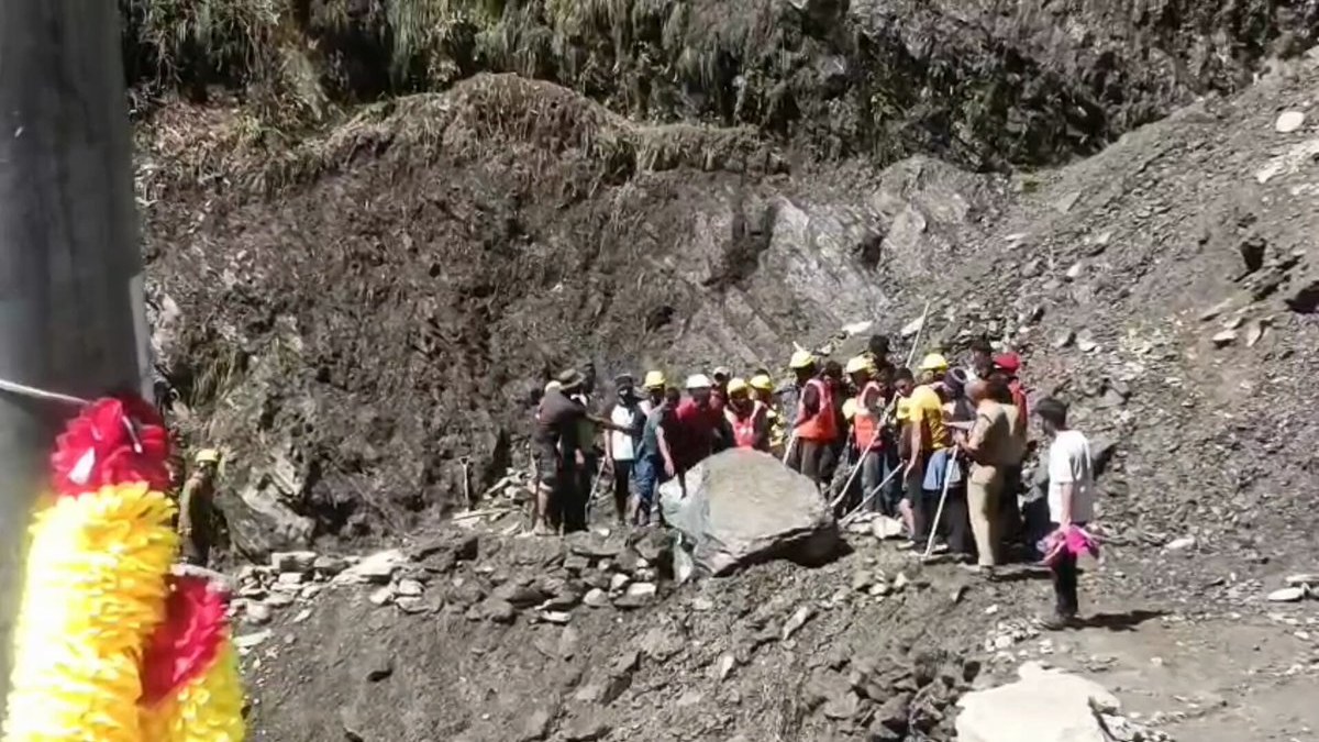 Large rock removed from Kedarnath foot route near Chirbasa, easing movement after PWD effort