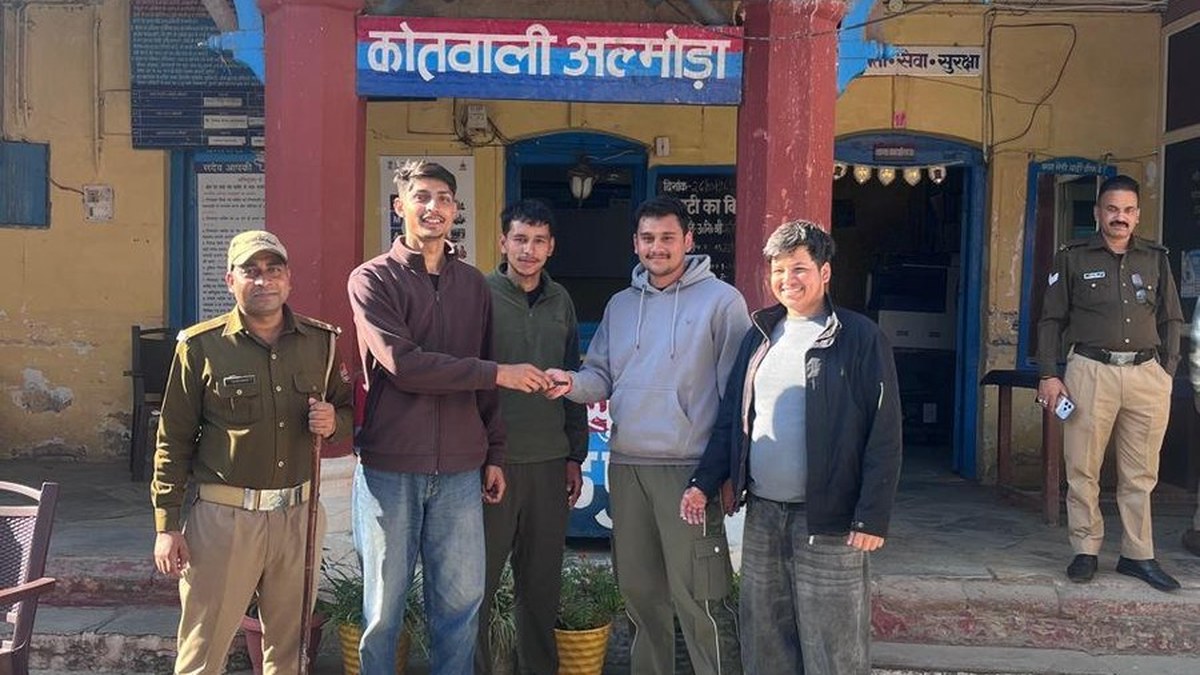 Almora Police return lost iPhone 16 to owner after Ashish Bora’s honest effort