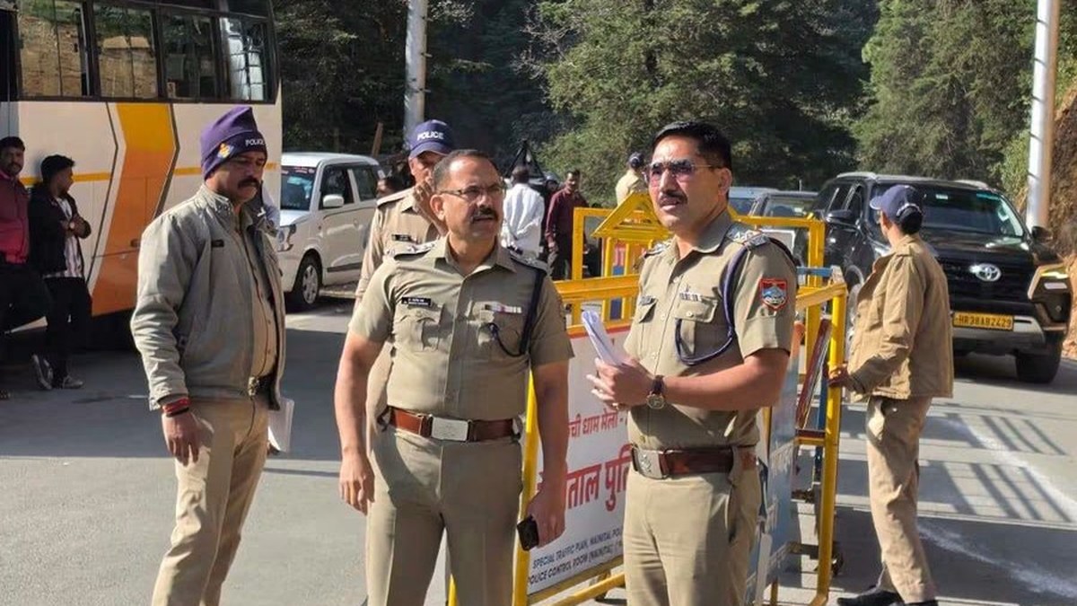 Nainital Police Monitors Kainchi Dham Traffic, Parking and Shuttle Services Over the Weekend