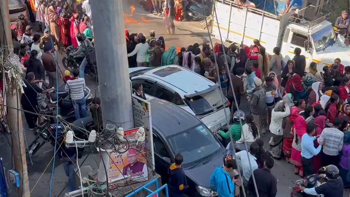 पौड़ी के एजेंसी चौक पर वाल्मीकि जयंती जुलूस में पेट्रोल से फायर स्टंट, फैलती लपटों से मची अफरातफरी